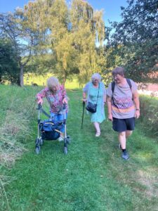Wandern auf der Wiese